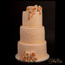 gâteau de mariage beige avec roses et dentelle