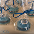blauwe macarons met logo